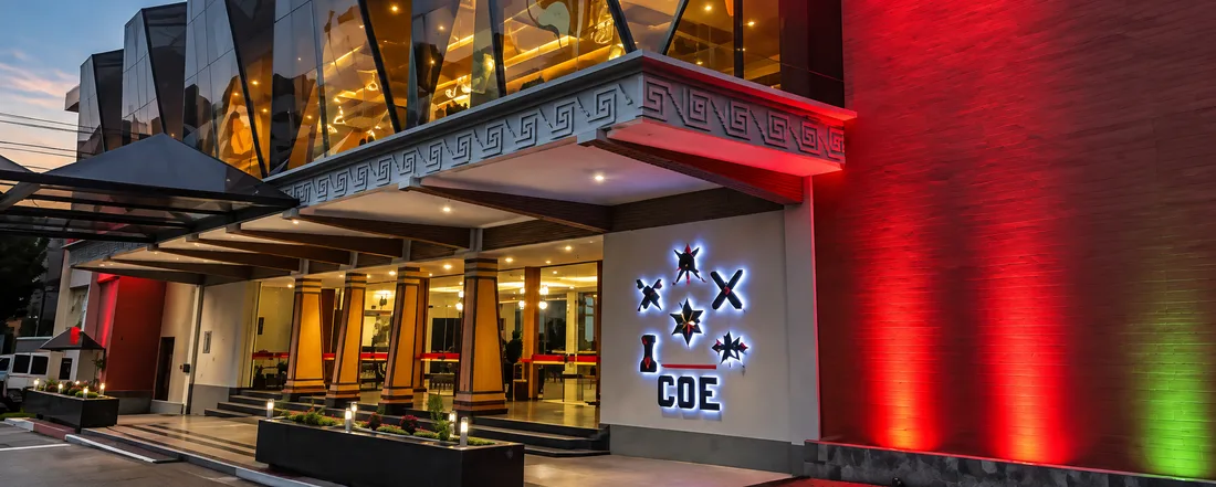 El salón donde se hace la recepción, iluminado de noche